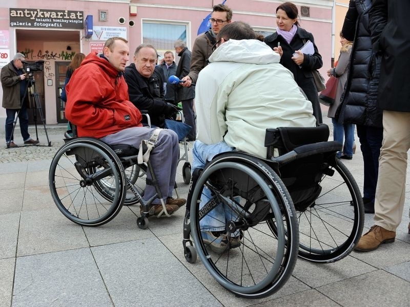 Bariery architektoniczne utrudniają życie niepełnosprawnym (zdjęcia)