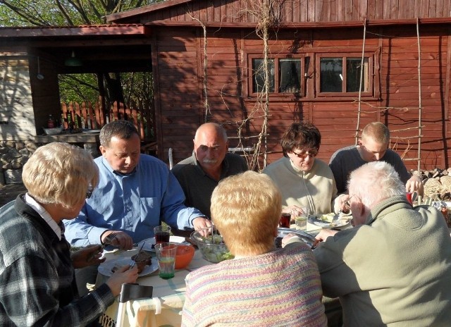 - Dobrze czujuemy się wśród ludzi - mówi Jan Kutnik (w środku)