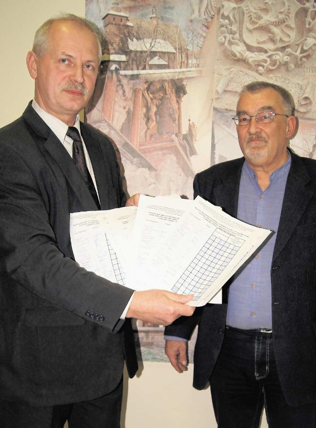 Tadeusz Garnuszek i Jacek Rafiński z rady osiedla Mościce zebrali 286 podpisów poparcia dla nazwy „rondo Chemików”