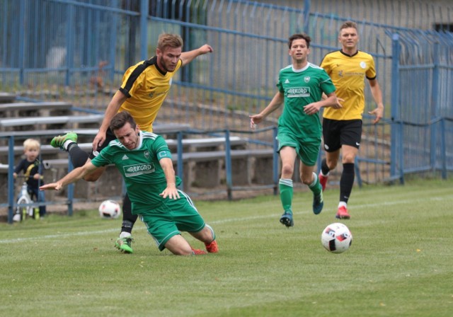 Beniaminek trzeciej ligi Lechia Zielona Góra przegrała z jednym z kandydatów do awansu Rekordem Bielsko Biała 2:3.