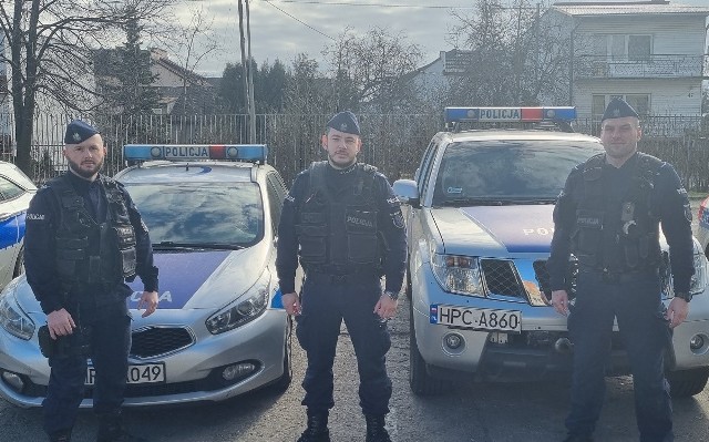 Policjanci Wydziału Patrolowo-Interwencyjnego włocławskiej policji, w składzie sierż. szt. Maciej Dymiński, sierż. Kamil Chyba i st. post. Mateusz Szałczyński, pomogli mieszkańcom kamienicy, w której wybuchł pożar