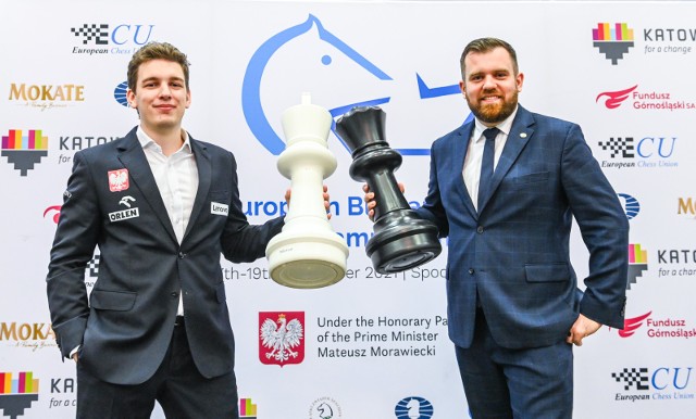 Jan-Krzysztof Duda i wiceprezydent FIDE Łukasz Turlej cieszą się z wielkiego sukcesu polskiego szachisty