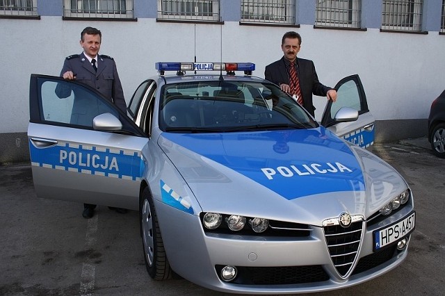 Komendant powiatowy policji Stanisław Michalski (z prawej) i szef "drogówki" Tomasz Zbróg prezentują nowy radiowóz