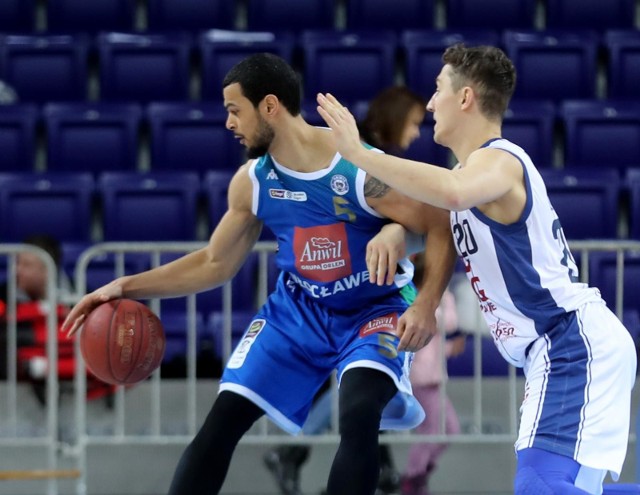 Anwil Włocławek pokonał Kinga w Szczecinie. Znakomity mecz rozegrali Ivan Almeida i Aaron Broussard. Pierwszy trafił 8 z 10 rzutów z gry, Amerykanin rozegrał najlepszy mecz w barwach Anwilu: 10/13 z gry, po 3 zbiórki, asysty i przechwyty.King Szczecin - Anwil Włocławek 97:110 (27:27, 22:21, 23:27, 25:35)KING: Sajus 20, Schenk 15 (1), Jogela 14 (1), Kikowski 13 (2), Paliukenas 4 oraz Watts 15 (4), Bartosz 6, Diduszko 5, Williams 5 (1).ANWIL: Almeida 27 (6), Łączyński 9 (2), Szewczyk 9 (1), Lichodiej 9 (1), Simon 5 (1) oraz Broussard 25 (3), Zyskowski 18 (2), Sobin 4, Czyż 4, Wadowski 0.