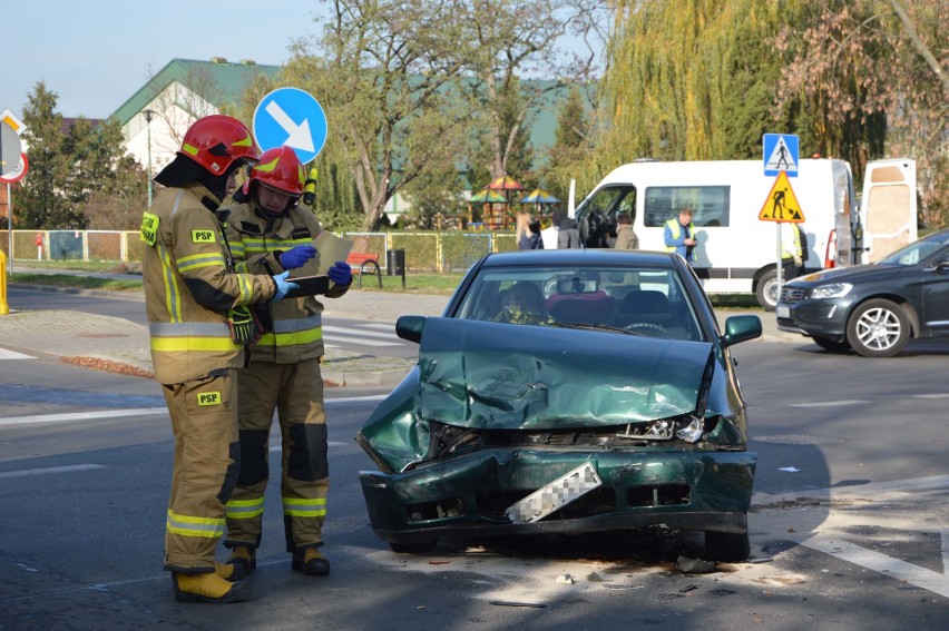 Wypadek drogowy w Łowiczu. Dwie osoby, w tym dziecko, trafiły do szpitala [ZDJĘCIA]