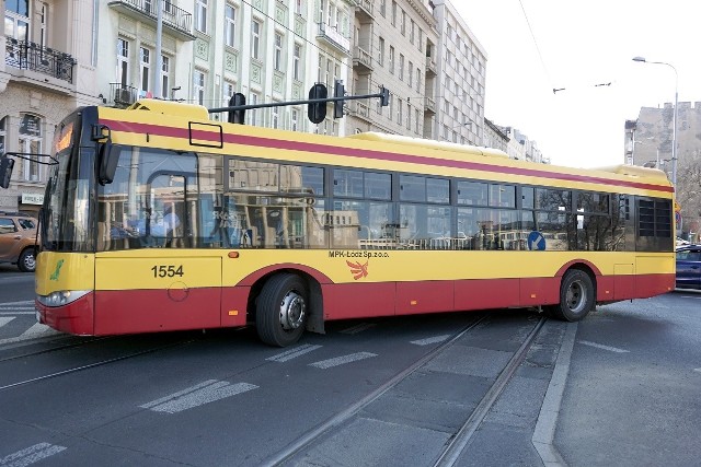 Zgodnie z wtorkowym rozporządzeniem władz państwowych, wprowadzającymi nowe ograniczenia  w przemieszczaniu się ludności w obliczu rozprzestrzeniania się epidemii wirusa SARS-CoV-2 łódzki ZDiT i MPK zmuszone były od 25 marca do zmniejszenia liczby pasażerów podróżujących pojazdami komunikacji miejskiej - powinni oni zajmować połowę miejsc siedzących. MPK nie ma zamiaru liczyć pasażerów. Liczy na ich rozsądek. Czy w środę łodzianie przestrzegali tych ograniczeń?JAK BYŁO W ŚRODĘ? KLIKNIJ NA KOLEJNY SLAJD