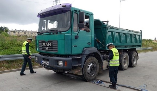 Inspektorzy transportu drogowego kontrolowali ciężar i stan techniczny samochodów dostawczych i ciężarówek.