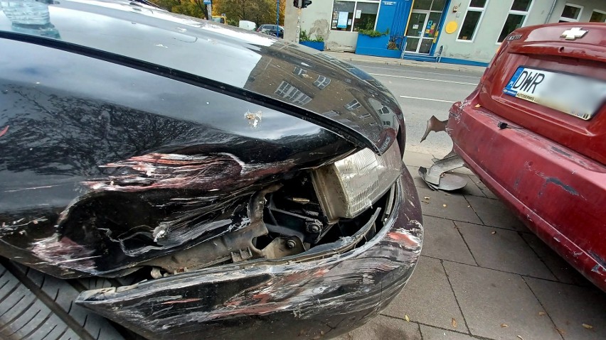 Wypadek dwóch aut na Wyszyńskiego We Wrocławiu. Na przejście dla pieszych wjechała rowerzystka, kierowca audi nie wyhamował