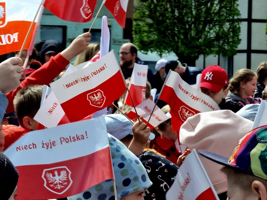 Dzieci i młodzież pobiegli z flagą Polski, by uhonorować...