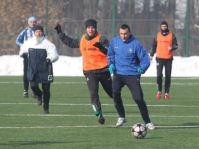 Andreja Prokić błysnął skutecznością. Z lewej Andrzej Szymański, trener rzeszowian, który przez chwilę zastępował spóźnionego arbitra.