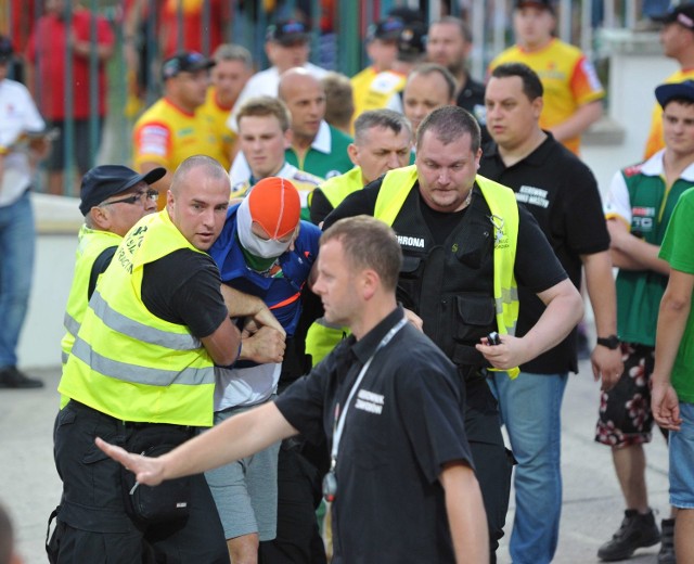 W trakcie meczu SPAR Falubaz Zielona Góra - Betard Sparta Wrocław czterech zamaskowanych kiboli chciało zabrać flagę z sektora kibiców gości. Wtargnęli na tor w trakcie wyścigu. Jeden z nich został zatrzymany.