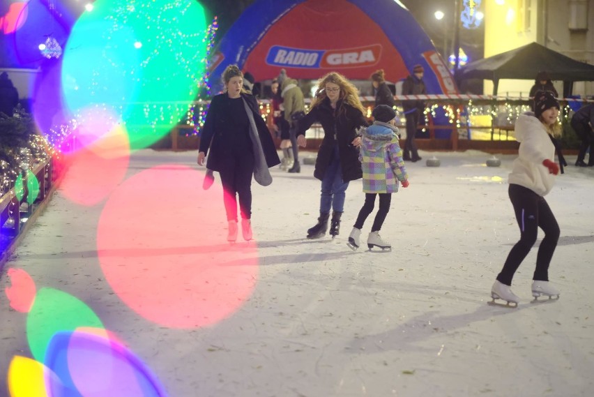 W sobotę 5 grudnia w Toruniu uruchomiono lodowisko sezonowe...