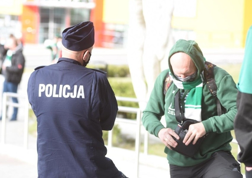 W Polsce wprowadzono nowe obostrzenia. Czy opaski na rękę...