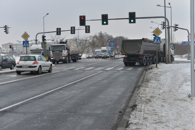 Na mocy porozumienia podpisanego z miastem, inwestor powstającego marketu budowlanego na Brzustówce przebuduje ruchliwe skrzyżowanie ulic Żółkiewskiego, Zbrowskiego i Energetyków. Pojawią się dodatkowe prawoskręty, chodniki i zatoki autobusowe.