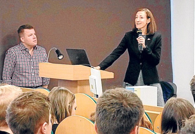 Wicekonsul Karolina Orton spotkała się ze studentami Politechniki Koszalińskiej oraz uczniami II LO w Koszalinie