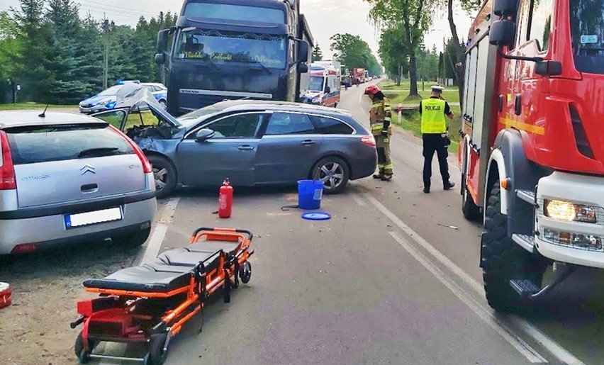 Bielsk Podlaski. Niebezpieczny wypadek na drodze krajowej z udziałem trzech samochodów. Dwie osoby poszkodowane. Droga jest zablokowana