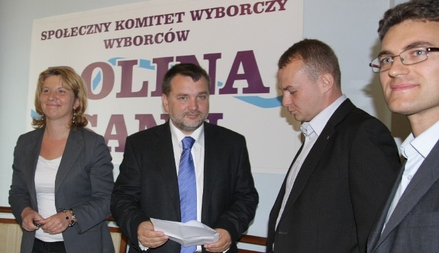 Dr Andrzej Zapałowski (drugi od prawej), kandydat Społecznego Komitetu Wyborczego Wyborców "Dolina Sanu&#8221; na urząd prezydenta Przemyśla, chce przede wszystkim &#8211; jak twierdzi - uwolnić pozytywną energię mieszkańców.