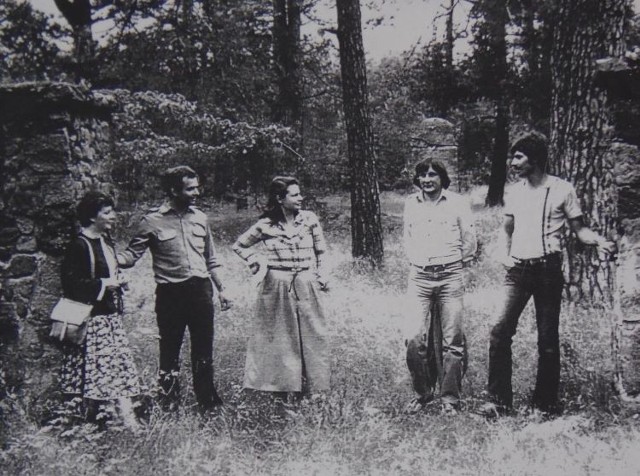 Cmentarz wojenny  z 1915 roku w pobliżu Siemiatycz. Inspekcja terenowa Pracowni Konserwacji Zabytków i Biura Badań i Dokumentacji Zabytków, lato 1979 rok. Od lewej stoją: Marta Jankowska, Antoni Oleksicki, Jadwiga Kępczyńska, Andrzej Gołko, Janusz Gąsowski.