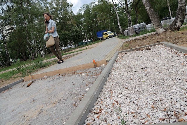 O tym, że wykonawca przerwał prace i porzucił budowę w parku na Skarpie świadczą m.in. niedokończone chodniki