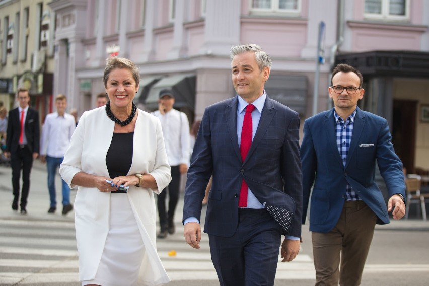 Podczas konferencji prasowej prezydent Robert Biedroń...