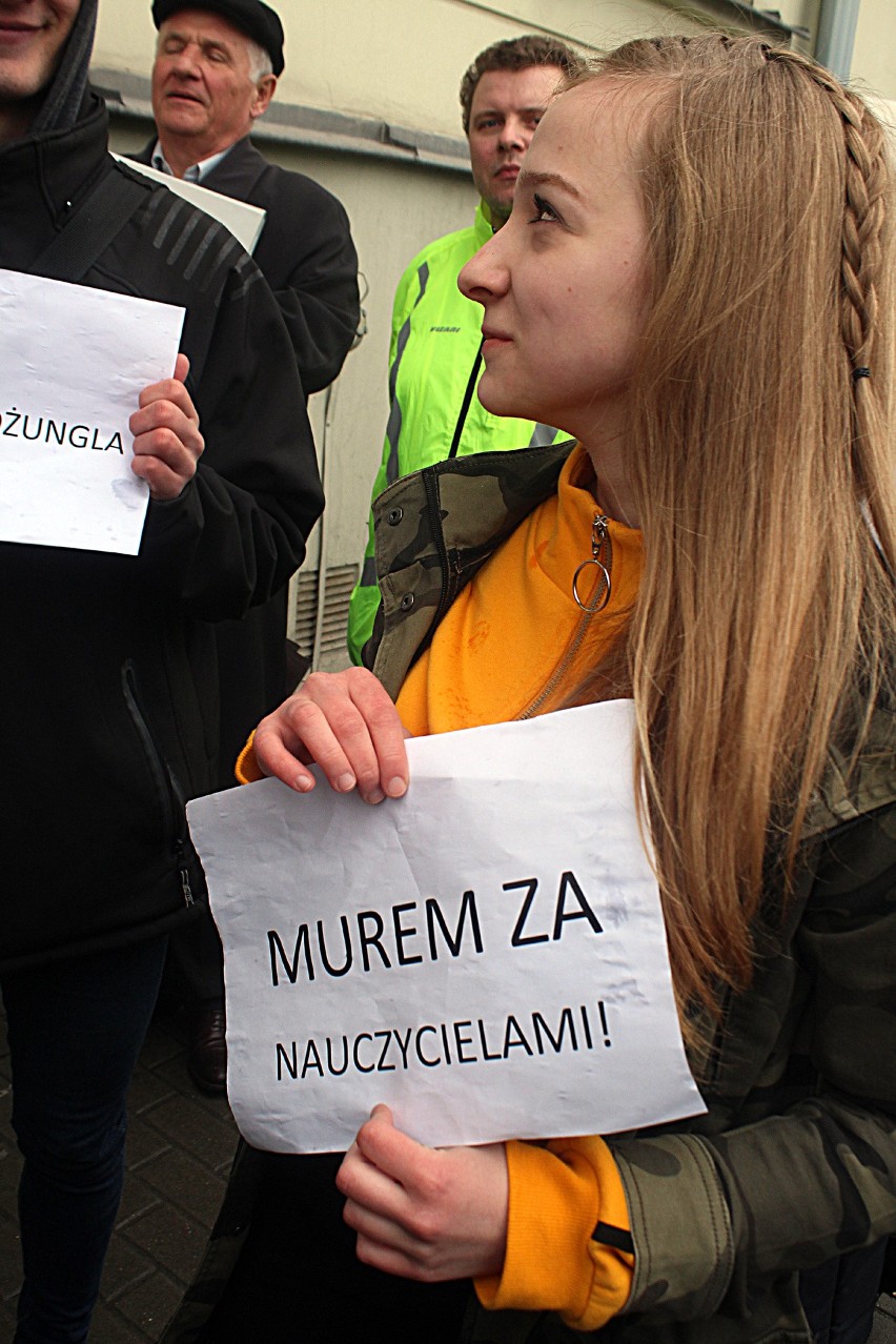 Strajk uczniowski pod lubelskim kuratorium oświaty w geście poparcia dla strajku nauczycieli (ZDJĘCIA)