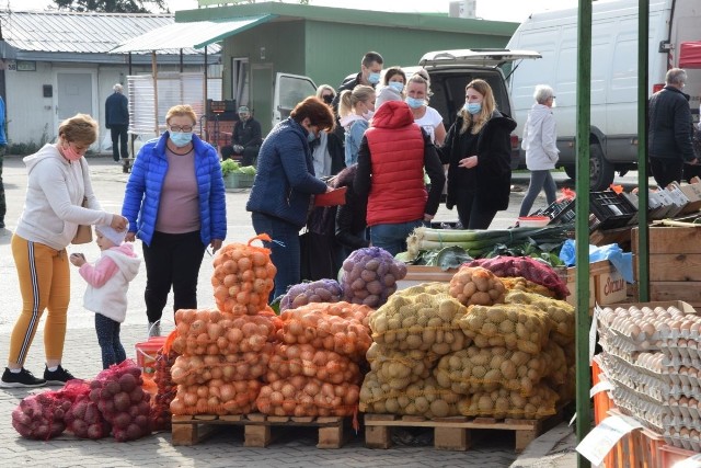 Wysoka jak na październik temperatura sprawiła, że na giełdę w Sandomierzu przyjechało w sobotę 10 października mnóstwo ludzi. Jak zwykle na giełdzie była ogromna oferta owoców i warzyw.  Na kolejnych slajdach zobaczcie ceny najpopularniejszych owoców i warzyw 10 października