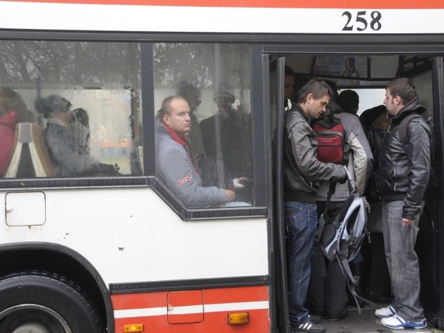Wiosną pasażerowie autobusów zapłacą za bilet jednorazowy nie 2,30 ale 2,60 zł.