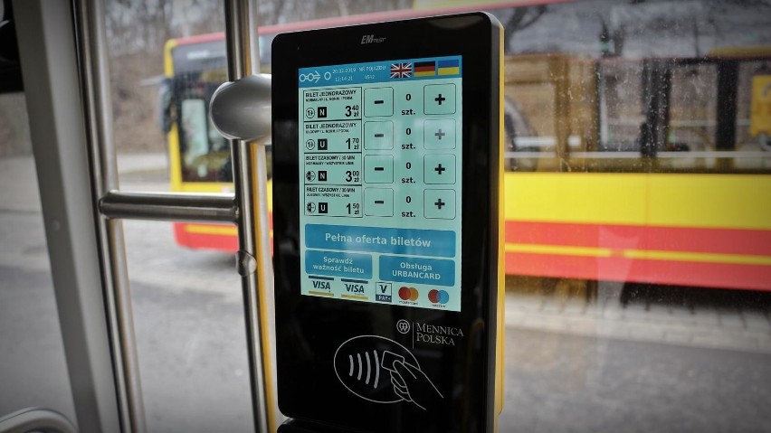 Płatności zbliżeniowe będą wymagać podania PIN-u. Czy to koniec płacenia za bilety w autobusach i tramwajach?