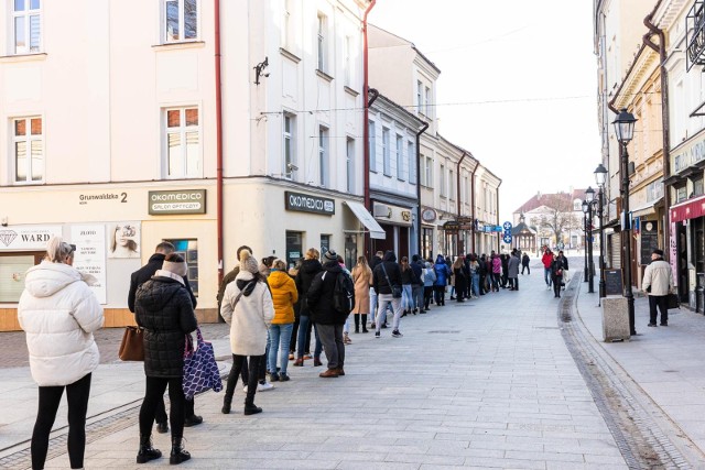 Duże kolejki po pączki w Rzeszowie