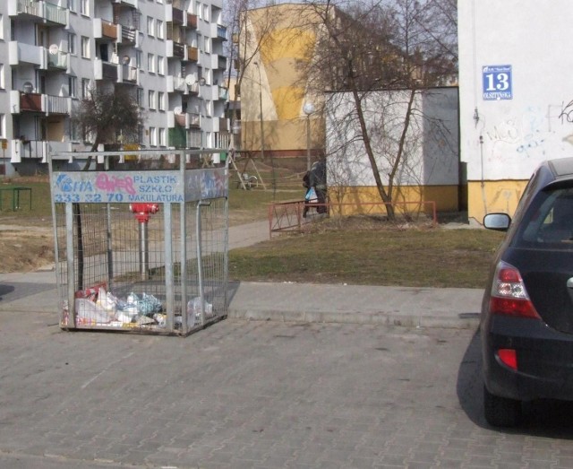 Metalowy kontener często blokuje miejsce na parkingu przed blokiem przy ulicy Olsztyńskiej 13.