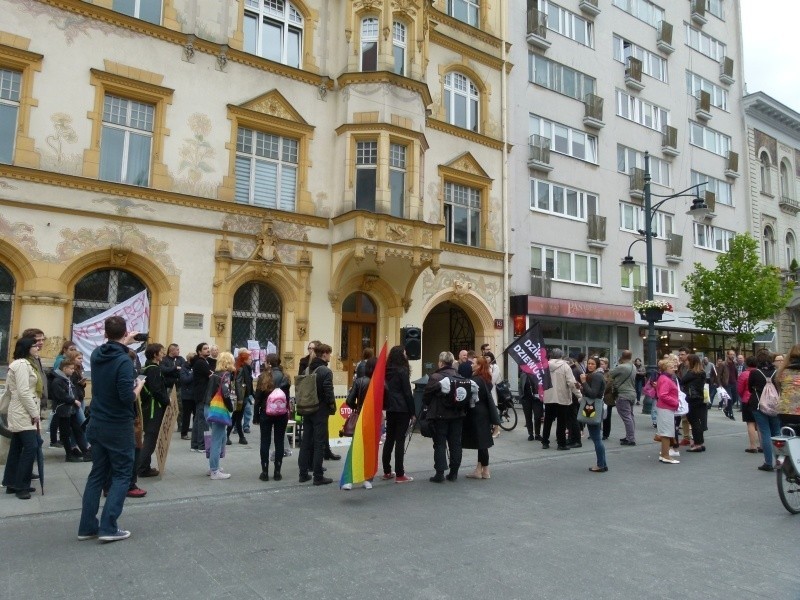 Pod siedzibą PiS odbyła się manifestacja w obronie praw...