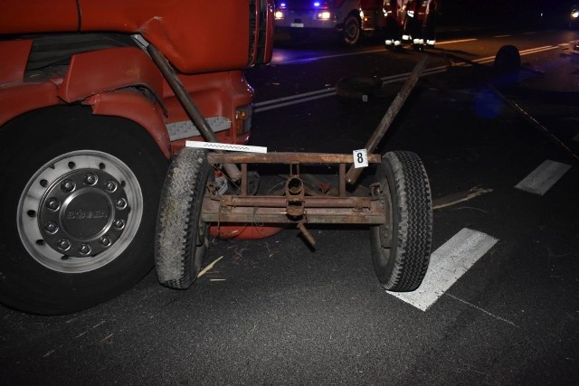 Śmiertelny wypadek w Podzagajniku koło Zwolenia. Woźnica wjechał zaprzęgiem konnym prosto pod ciężarówkę. 54-latek zginął na miejscu.