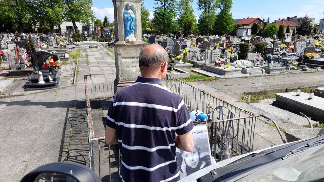 Mieszkańcy Rydułtów zapalają znicze pod krzyżem na cmentarzu parafii św. Jerzego, gdzie ktoś położył fotografię Kamilka