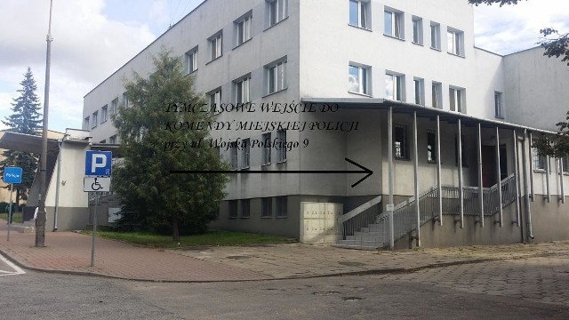 Zapasowe wejście od strony małego parkingu znajdującego się po prawej stronie budynku komendy.