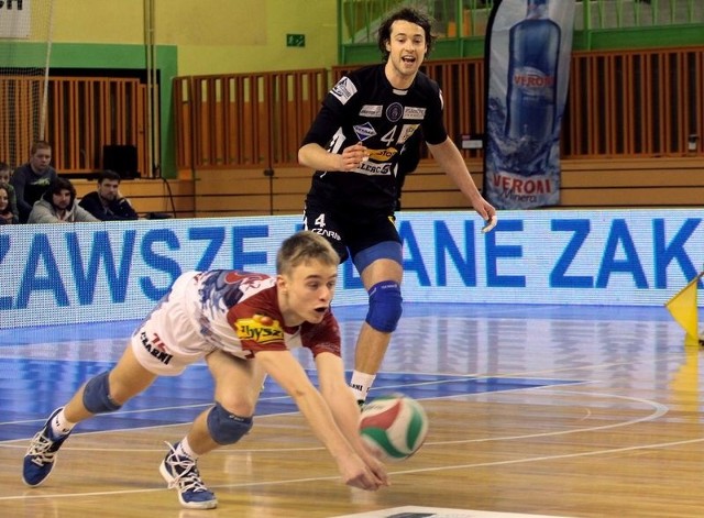 Czarni Radom pokonali Cuprum Lubin 3:1. Najlepszym zawodnikiem meczu został Jakub Radomski (w tle). Libero Paweł Filipowicz (na pierwszym planie) zagrał w koszulce z reklamą wody Veroni