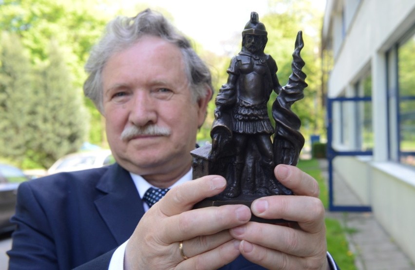 Antoni Bludnik z dumą ściskał statuetkę św. Floriana.