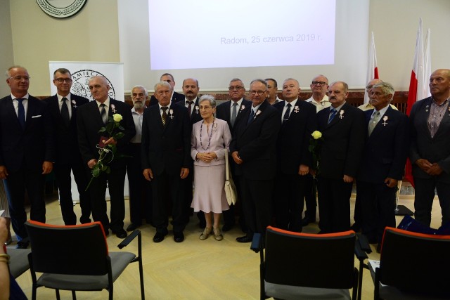 Odznaczeni krzyżami Wolności i Solidarności opozycji w czasach PRL w towarzystwie Krzysztofa Szwagrzyka (pierwszy z lewej).