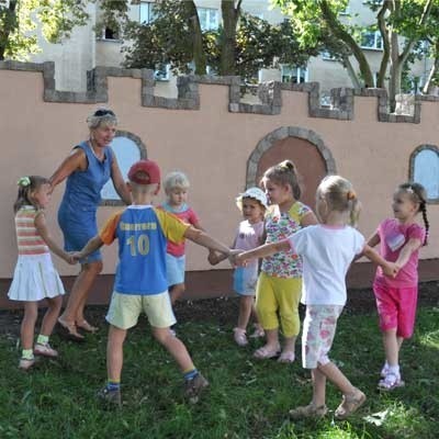 - Odkąd na podwórku stoi czarodziejski zamek dzieci wyobrażają sobie, co znajduje się za tajemniczymi drzwiami - śmieje się wychowawczyni Katarzyna Daukszewicz. Malcy uwielbiają się tu bawić!