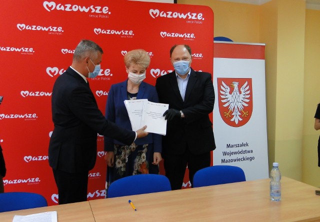 Podpisanie umów przez władze samorządowe Odrzywołu, w tym wójta Mariana Kmieciaka (z prawej) z wicemarszałkiem Rafałem Rajkowskim (z lewej)