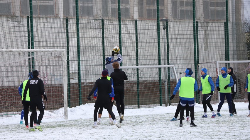 Piłkarze Orląt Kielce zremisowali w sparingu z Szydłowianką Szydłowiec. Zobacz zdjęcia