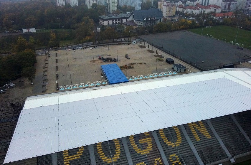 Stadion Pogoni na przełomie października i listopada.