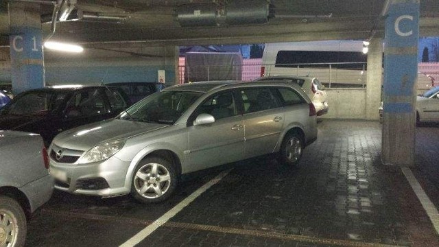 Kierowca opla spod Białegostoku nie potrafi parkować równolegle w Atrium Biała
