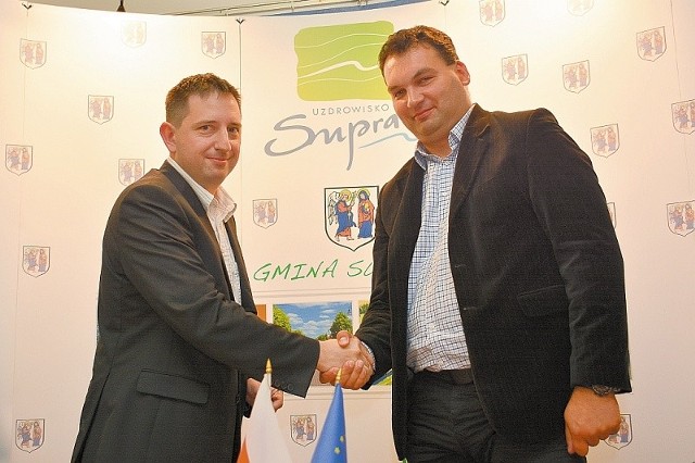Radosław Dobrowolski, burmistrz Supraśla z (lewej), i Maciej Michalczuk, przedstawiciel wykonawcy, tuż po podpisaniu umowy