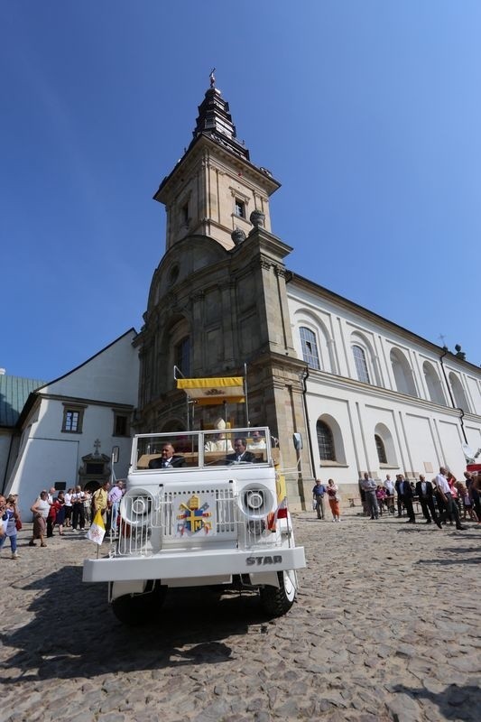 Poświęcenie odbudowanej wieży na Świętym Krzyżu