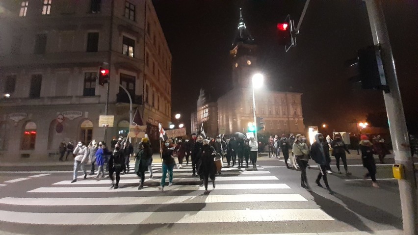 Protestujący w Bielsku-Białej przemaszerowali sprzed Ratusza...