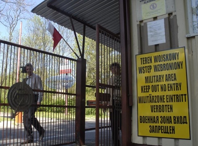 Wjazd na teren lotniska w Redzikowie. Za tym płotem miałaby powstać tarcza.