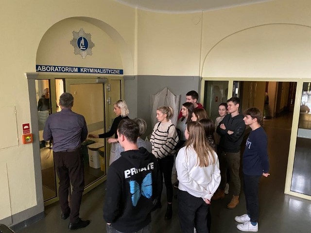 Studenci WSB odwiedzili Komendę Wojewódzką Policji w Opolu, gdzie mieli okazję „od kuchni” poznać pracę śledczych.