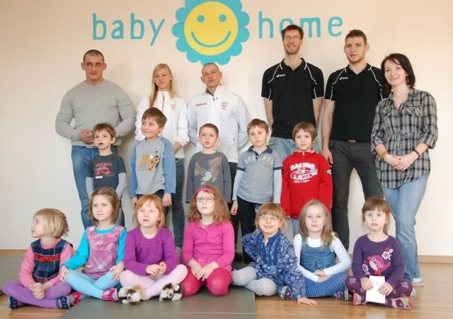 Świętokrzyscy sportowcy spotkali się w Kielcach z dziećmi z przedszkola Baby Home. W górnym rzędzie od lewej lekkoatleci Kamil Zbroszczyk, Karolina Kostka oraz Filip Przemyski, a także siatkarze Farta Kielce, Adam Kamiński i Jan Król.