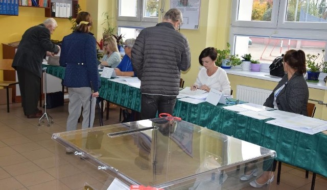 Głosowanie w obwodzie na terenie SP nr 1 w Żninie