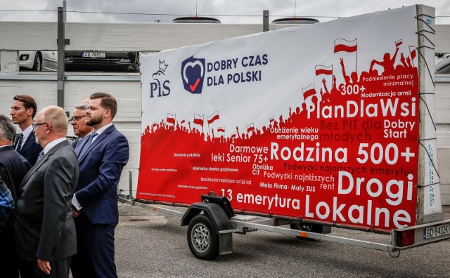 Kampania wyborcza odbywa się to przede wszystkim przez agitację wyborczą, np. w formie reklam na billboardach.